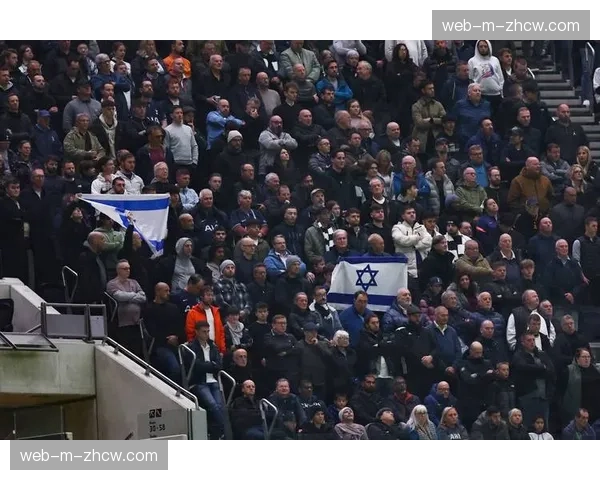 赢下保级关键战后，卢顿全队手拉手走向客队看台致谢球迷