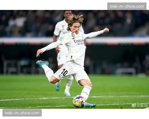 特写：37岁的莫德里奇替补登场，策动皇马制胜进球