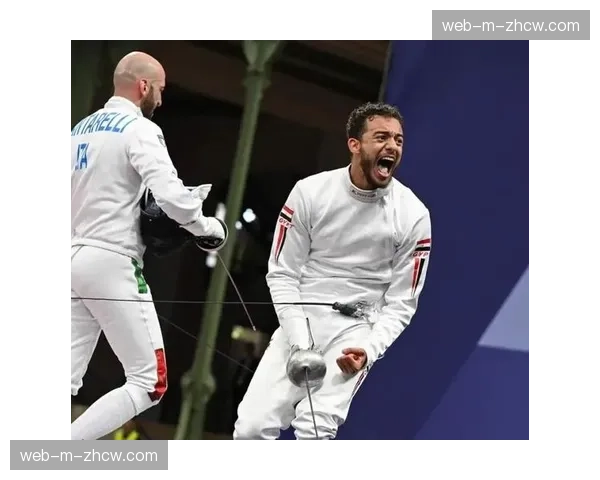 颁奖仪式后，获得铜牌的埃及选手与看台上的家人视频通话，喜极而泣